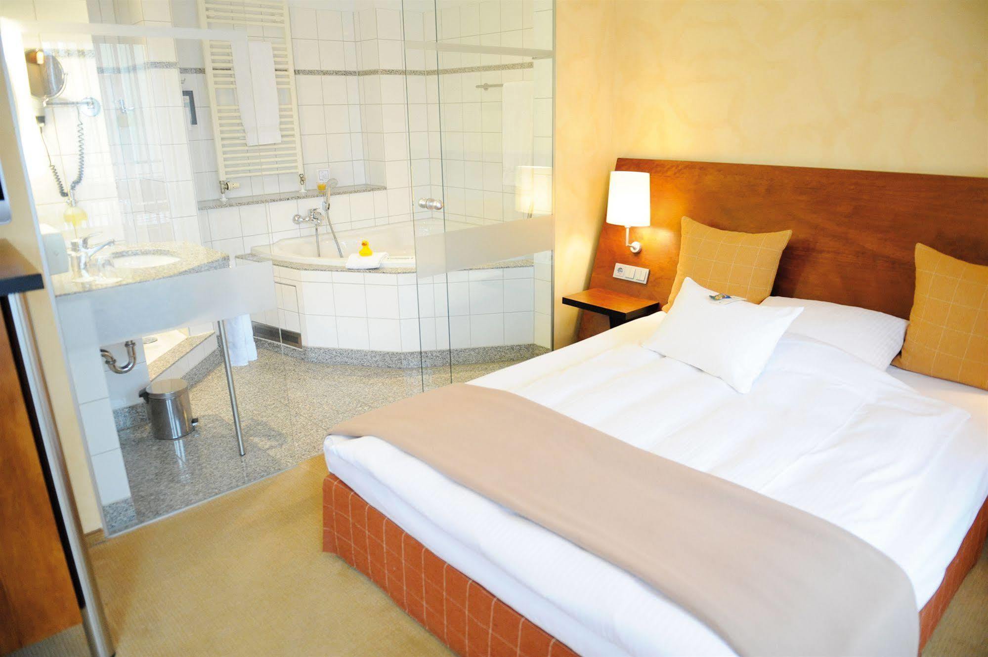 Wellings Romantik Hotel Zur Linde Мёрс Экстерьер фото